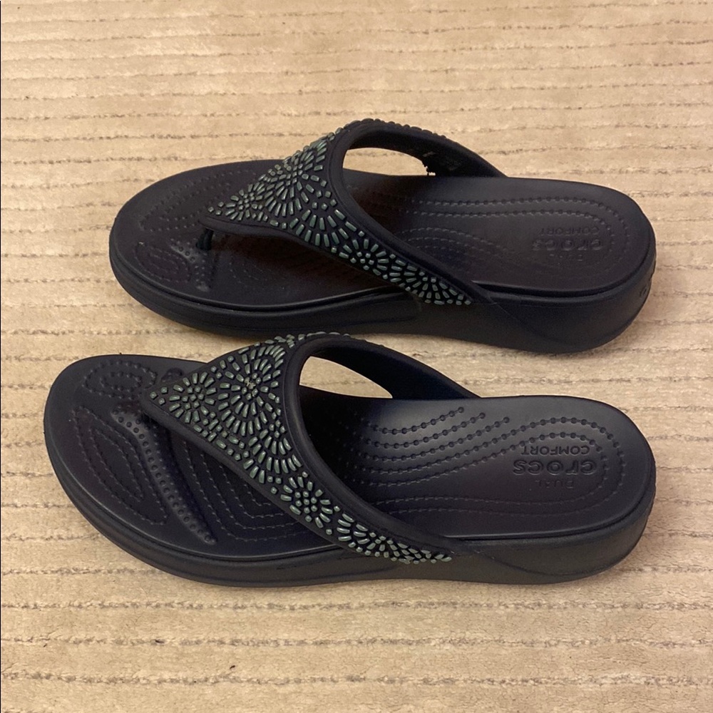 CROCS Black and Green Sandals with Textured Strap - Picture 4 of 9